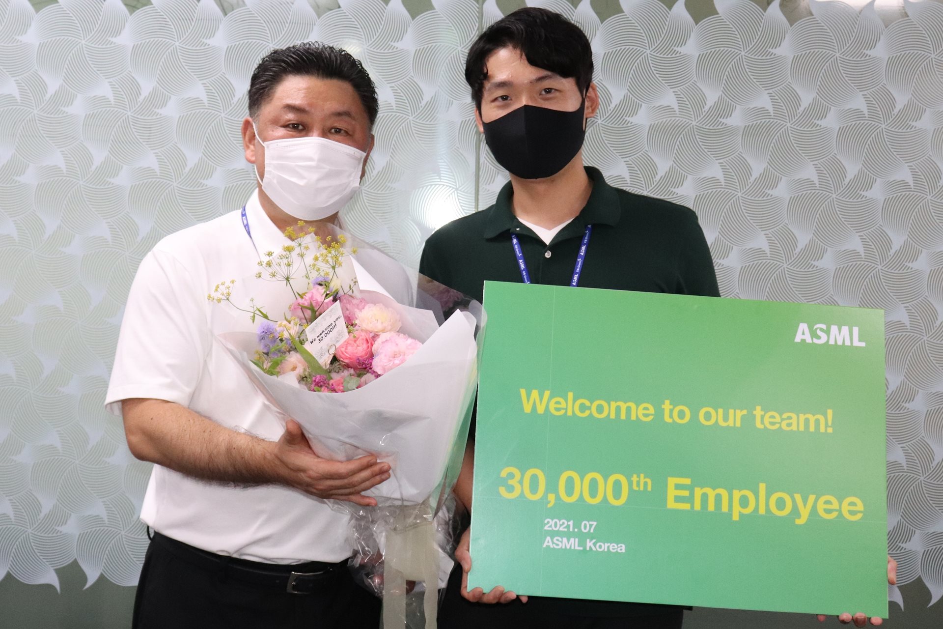 Han-Jun Lee, customer support engineer in South Korea, recieves a certificate to celebrate being the 30,000th ASML employee Han-Jun Lee, customer support engineer in South Korea, recieves a certificate to celebrate being the 30,000th ASML employee