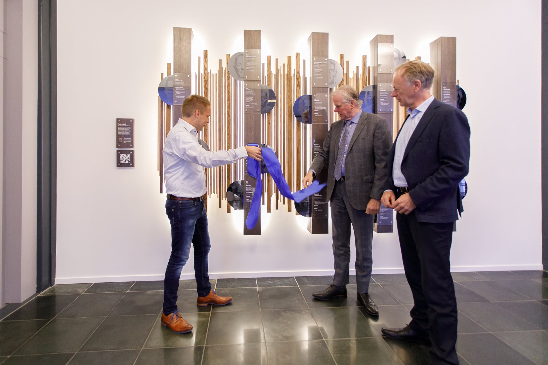 CTO and President Martin van der Brink, Vice President Jos Benschop and Simon unveil his plaque on the ASML Fellow wall. CTO and President Martin van der Brink, Vice President Jos Benschop and Simon unveil his plaque on the ASML Fellow wall.