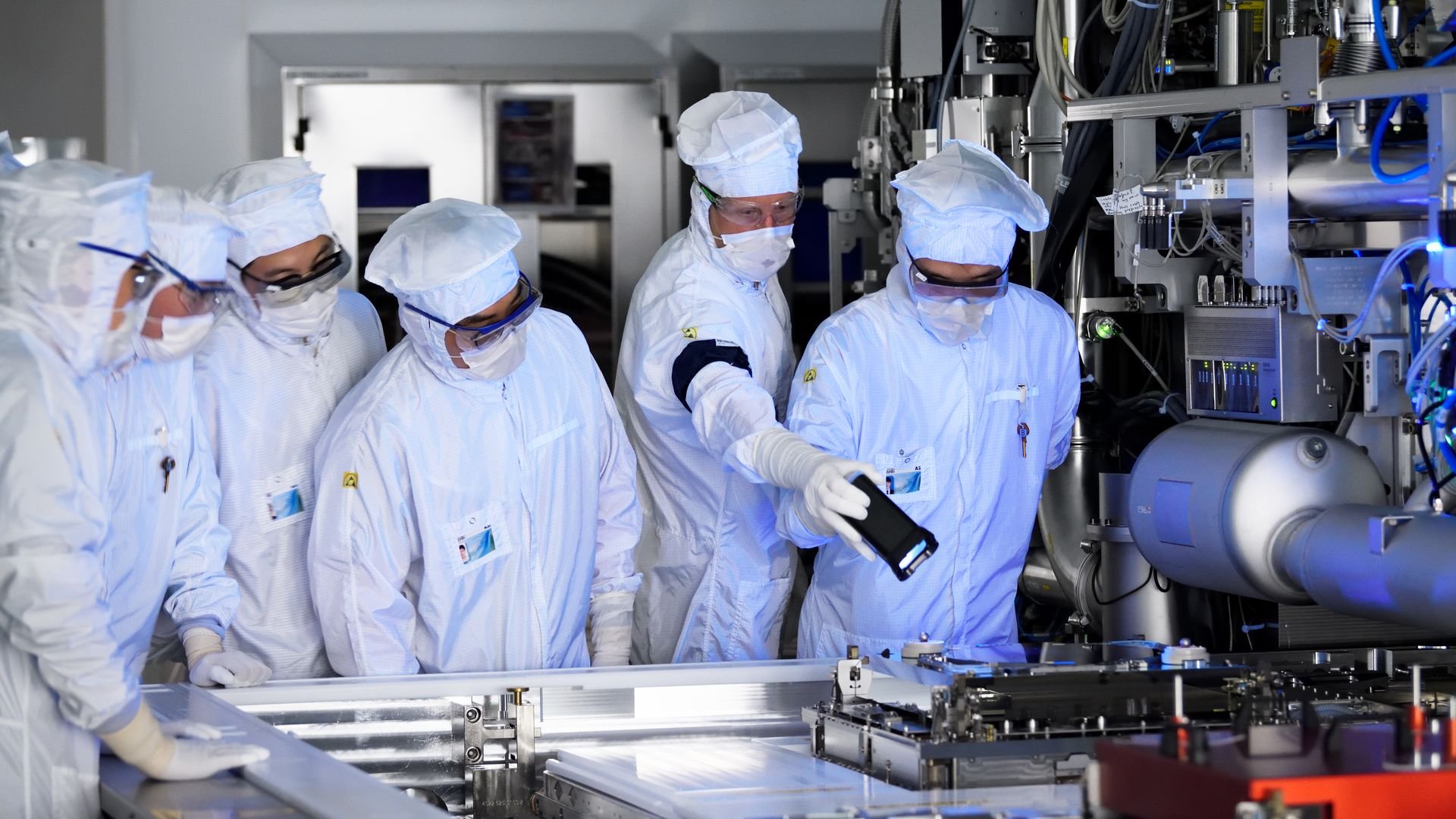 EUV trainer explaining to trainees_48558