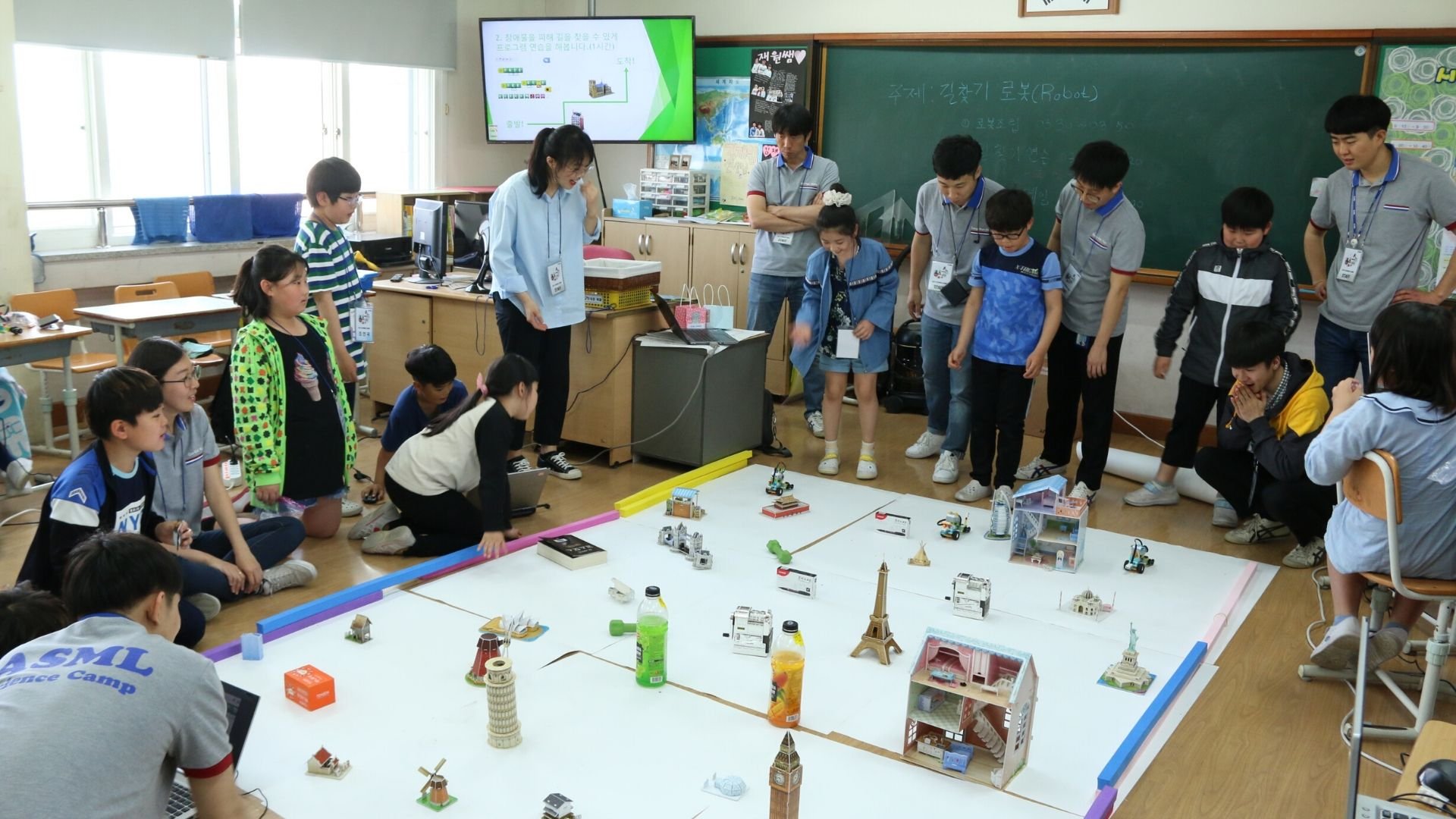 Elementary school children play a technology-related game at the ASML Korea Science Camp Elementary school children play a technology-related game at the ASML Korea Science Camp