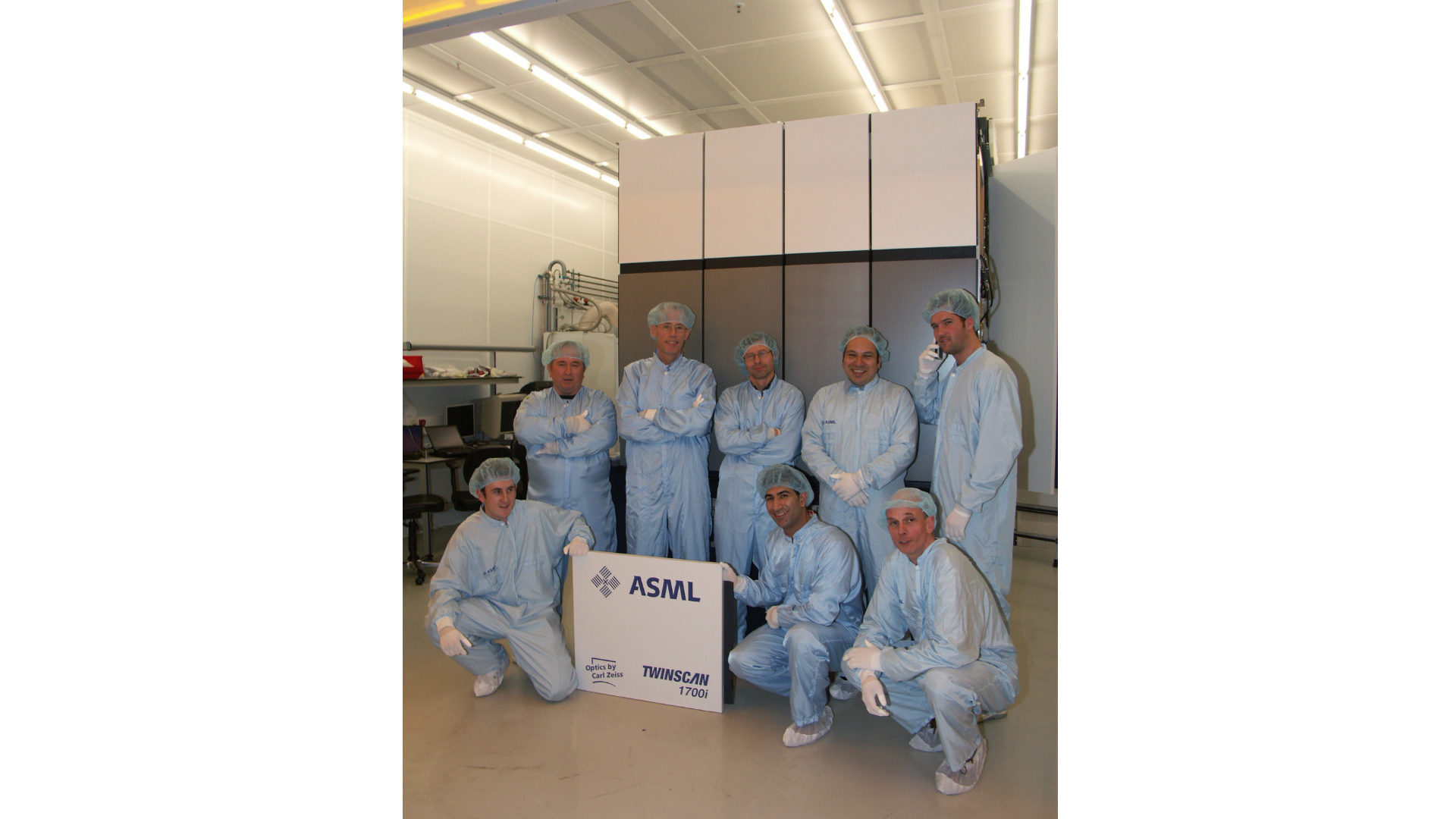 A team of engineers celebrate the release of the TWINSCAN XT:1700i – the first volume production machine for immersion. A team of engineers celebrate the release of the TWINSCAN XT:1700i – the first volume production machine for immersion.